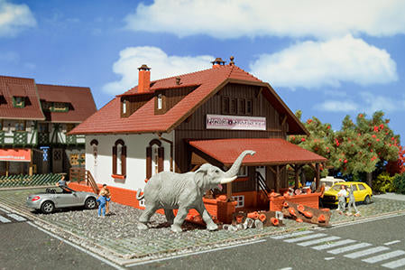 Vollmer 43617 HO Bull in a china shop kit