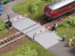 Auhagen 44637 N Single track level crossing and barrier.