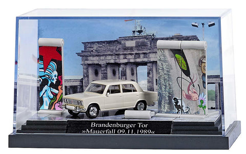 Busch 7647 Fall of the Berlin wall diorama