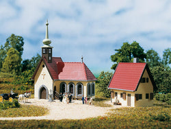 Auhagen 14461 N Village church with vicarage